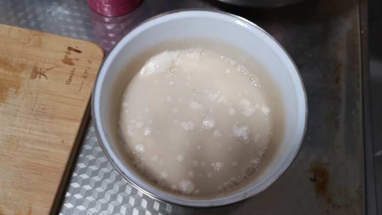 香菇木耳豆渣饼,用香菇水和面