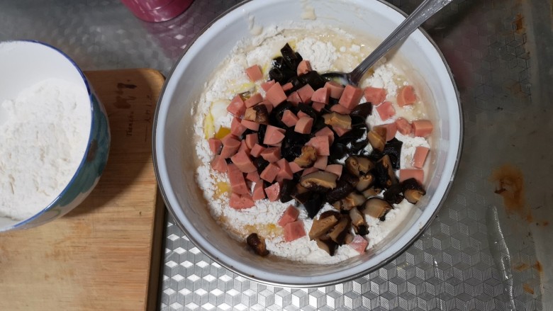 香菇木耳豆渣饼,把火腿肠，香菇，木耳丁放入，搅拌面糊