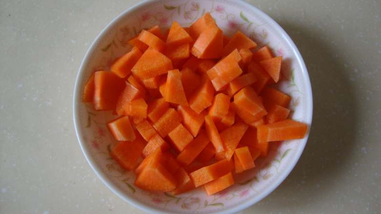 松子玉米,豌豆粒洗净，胡萝卜去皮切粒