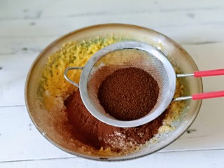 咖啡豆饼干,筛入低筋面粉，可可粉，咖啡粉。
