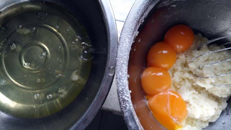  芝士夹心蛋糕,分蛋，将蛋白放进无油无水干净的盆里，蛋黄放进之前做好的面糊