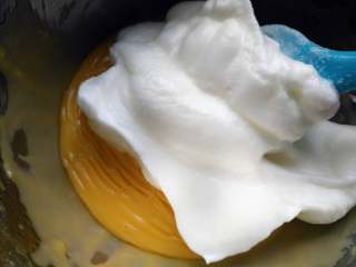  芝士夹心蛋糕,将三分之一蛋白霜放入蛋黄糊，用刮刀翻拌均匀
