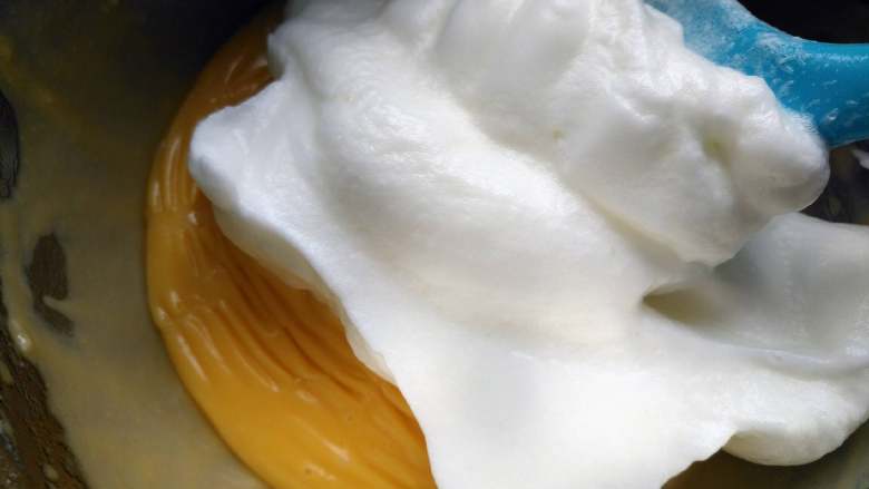  芝士夹心蛋糕,将三分之一蛋白霜放入蛋黄糊，用刮刀翻拌均匀