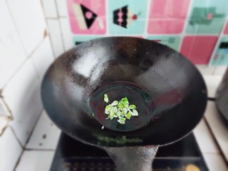 家常尖椒炒豆片,加入葱花。