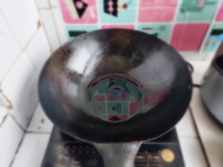 家常尖椒炒豆片,锅内油烧热。