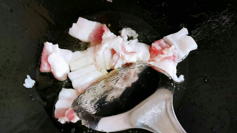 舌尖上的藕尖,锅里放五花肉煸出油，直到变色。