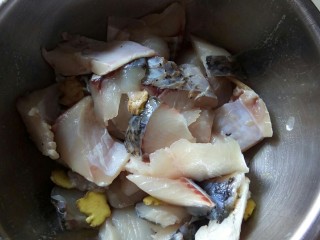 川香豆瓣鱼,草鱼切片，码味。