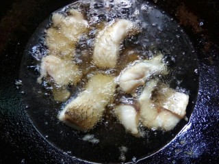 川香豆瓣鱼,下油锅炸至变形。