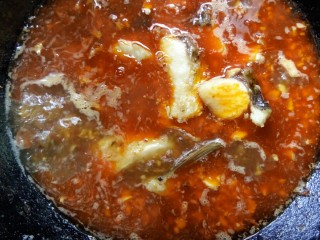 川香豆瓣鱼,放入鱼片煮。