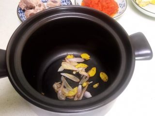 美味养生汤   果蔬排骨汤,把炒好的姜片和圆葱丝放入砂锅