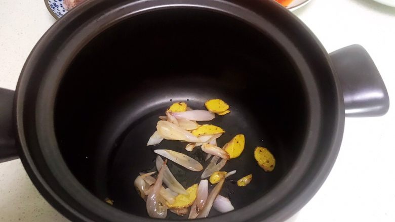 美味养生汤   果蔬排骨汤,把炒好的姜片和圆葱丝放入砂锅