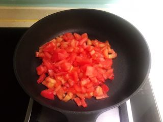 美味养生汤   果蔬排骨汤,炒锅烧热后加入番茄，小火慢炒
