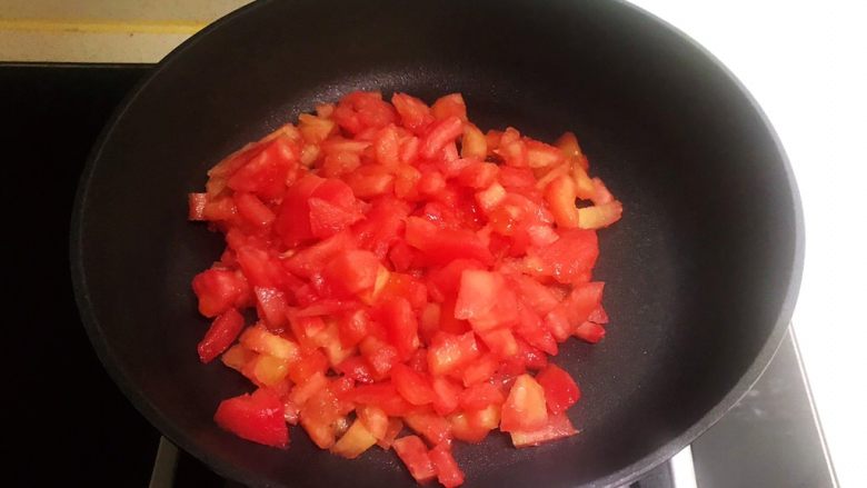 美味养生汤   果蔬排骨汤,炒锅烧热后加入番茄，小火慢炒