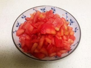 美味养生汤   果蔬排骨汤,把剥皮的番茄切成小丁