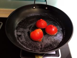 美味养生汤   果蔬排骨汤,锅里水烧开后加入番茄，烫1分钟