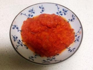 美味养生汤   果蔬排骨汤,把炒好的番茄酱盛出来备用