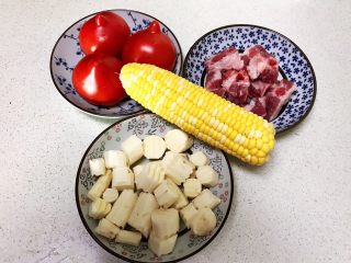 美味养生汤   果蔬排骨汤,准备食材：山药清洗干净后削皮，切成小块，甜玉米，排骨，番茄