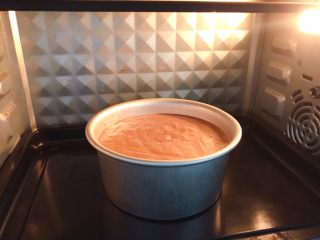 六寸可可戚风蛋糕,放入预热好的烤箱下层130度烤50分钟