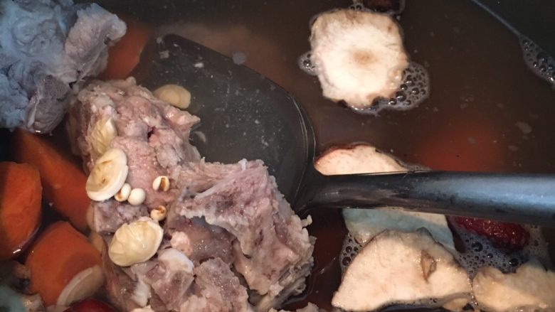 土伏苓扁豆猪排骨汤,全部材料放进锅里一起煲一小时