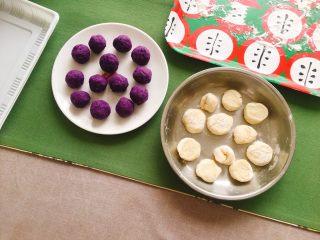 无糖紫薯小饼,搓揉成小圆球，再将发好的面分剂