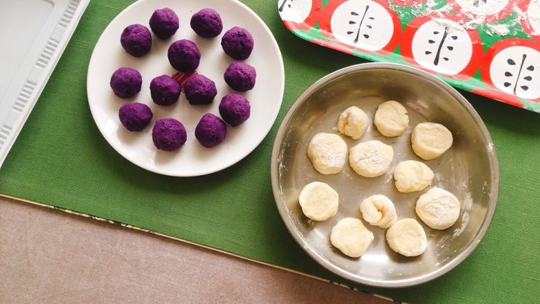 无糖紫薯小饼,搓揉成小圆球，再将发好的面分剂