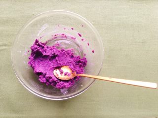 无糖紫薯小饼,紫薯蒸熟后加牛奶碾成泥