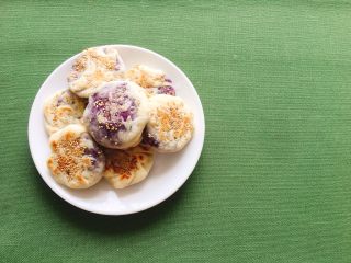 无糖紫薯小饼,面饼滚上芝麻。平底锅加热，不放油，小火煎熟即可。