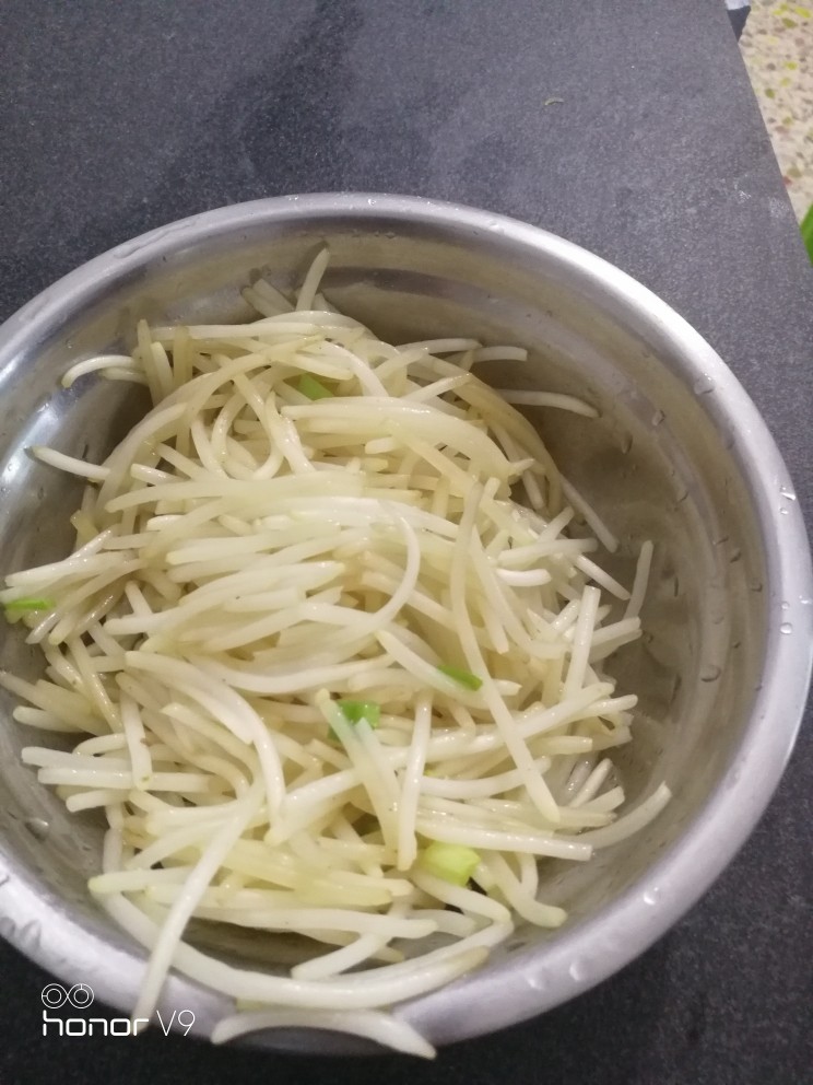 干炒河粉（粿条）,炒好的豆芽放碗中备用