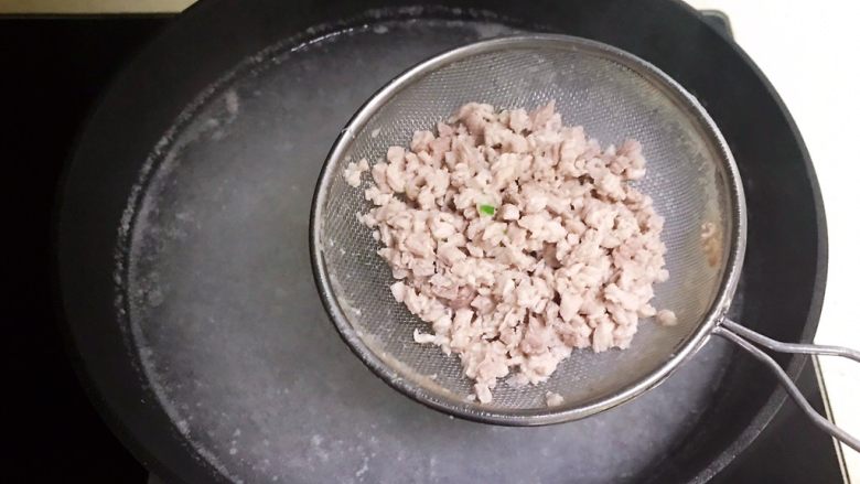 宝宝健康食谱   香葱枸杞瘦肉粥,把焯好的肉末捞出来，沥干水分备用