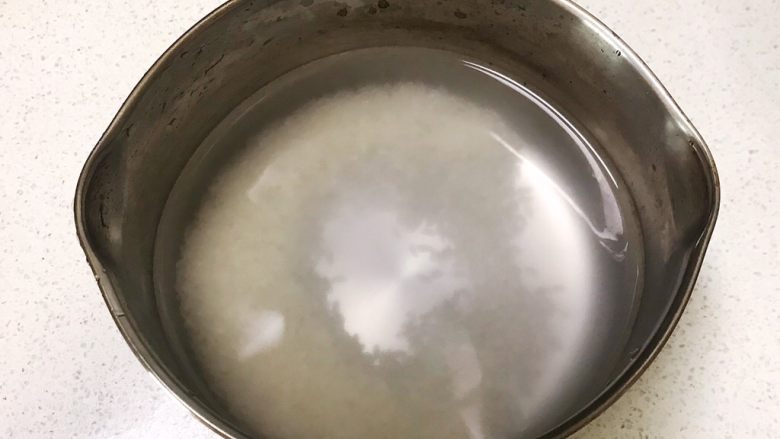 宝宝健康食谱   香葱枸杞瘦肉粥,大米洗好后放入锅里，加入冷水浸泡20分钟