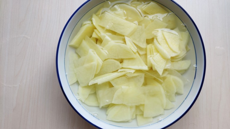 家常五花肉炒土豆,土豆切片，用水冲洗掉土豆中的淀粉。