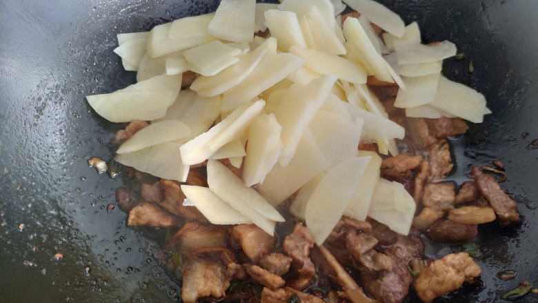 家常五花肉炒土豆,放入土豆片。如果太干就加入一点点热水，不要加多了。不然就成了炖土豆片。