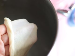 蔓越莓哈斯面包,等到面盆光滑，而且面团能拉出比较结实的膜即可。
