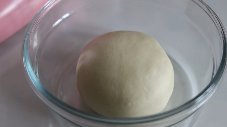 蔓越莓哈斯面包,放入盆中，在温暖的环境中发酵。需要盖好盖子或者覆盖湿布。
