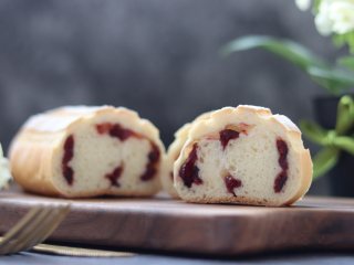 蔓越莓哈斯面包,如果需要存储的话，最好用保鲜膜，包裹，放入冷冻。