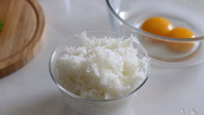 金镶银(黄金炒饭),盛出米饭，稍微晾一下。我们来制作蛋白霜底，记得提前预热烤箱，150度。