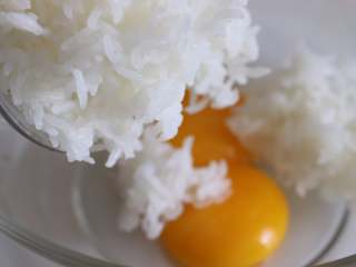 金镶银(黄金炒饭),米饭放到蛋黄容器中。
