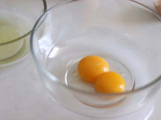 金镶银(黄金炒饭),蛋黄蛋清分别放到2个容器中。
