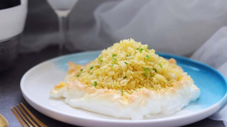 金镶银(黄金炒饭),炒的米饭放到蛋白霜上，就可以开吃啦。