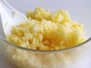 金镶银(黄金炒饭),
大米和蛋黄搅拌匀，可以用压的方式，让米粒更完整。大米全部包裹上蛋液即可。