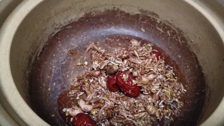 花生衣红枣胡萝卜蜂蜜汤,捞入砂锅中。