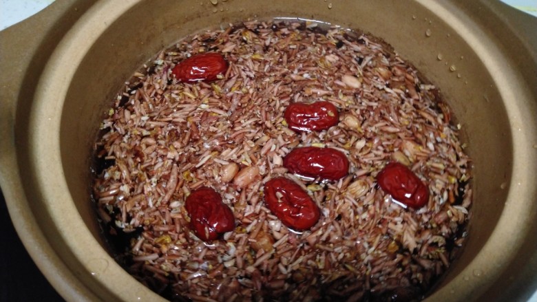 花生衣红枣胡萝卜蜂蜜汤,加入清水。