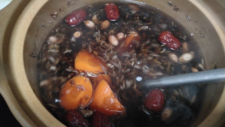 花生衣红枣胡萝卜蜂蜜汤,放入胡萝卜转小火煮。