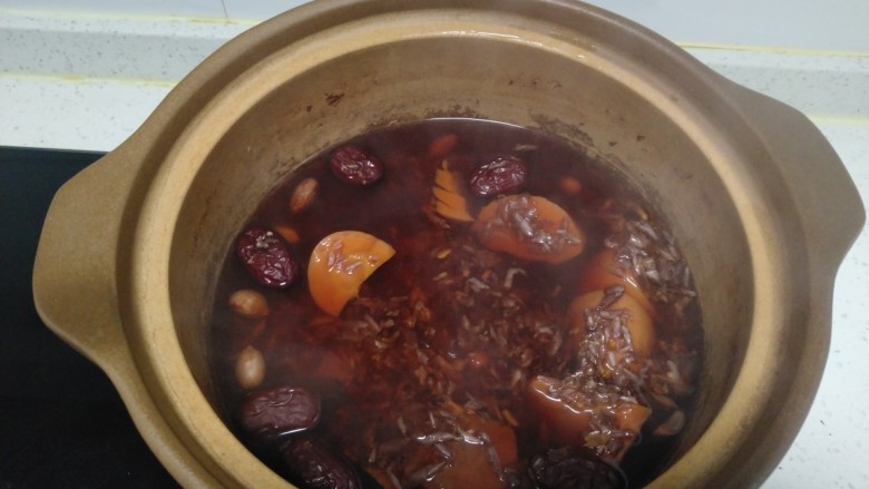 花生衣红枣胡萝卜蜂蜜汤,煮40分钟，关火。