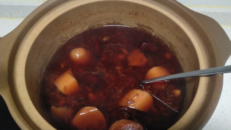 花生衣红枣胡萝卜蜂蜜汤,搅拌均匀。