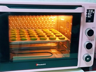 翡翠黄油饼干,上管165度，下管160度烤25分钟。(具体时间及温度还要根据自家烤箱性能来定)