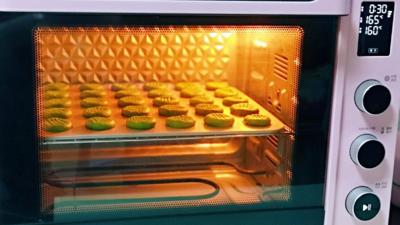 翡翠黄油饼干,上管165度，下管160度烤25分钟。(具体时间及温度还要根据自家烤箱性能来定)