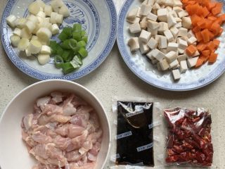 宫保鸡丁,胡萝卜和杏鲍菇切丁，大葱切小段。