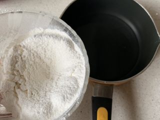 棉花蛋糕,倒入过筛的低粉。快速搅拌均匀，晾凉。
