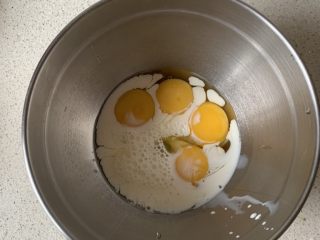 棉花蛋糕,3个蛋黄中加一个全蛋、再加入牛奶